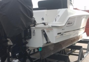 Boston Whaler Outrage 230
